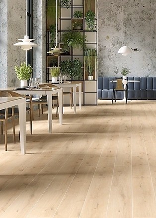 Połączenie drewna i betonu w salonie